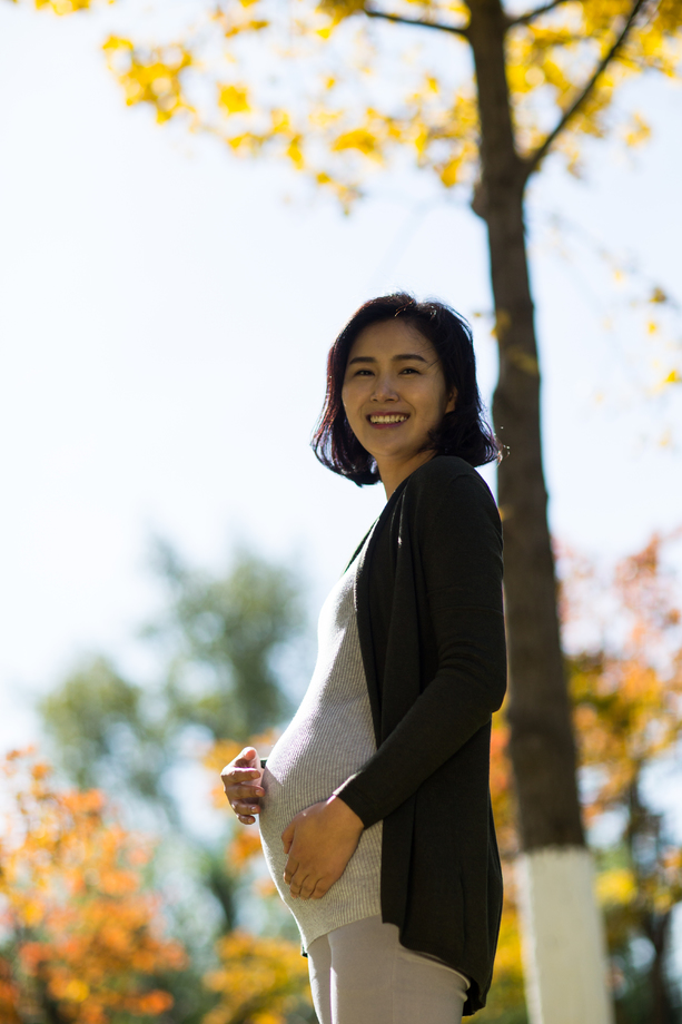 年轻的孕妇在户外 年轻的孕妇在户外