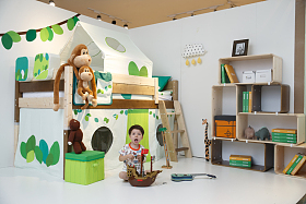 可爱的小男孩在游戏室照片