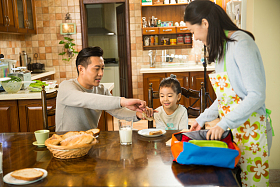 妈妈给女儿整理书包