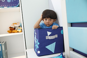 可爱的小男孩在玩耍