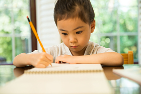 小女孩写作业图片