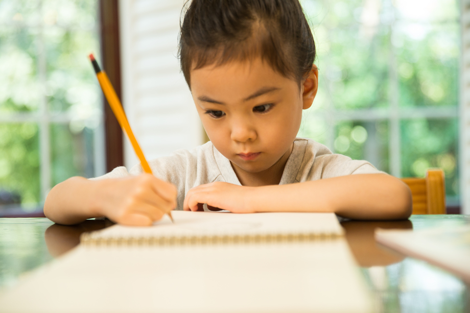 小女孩写作业图片 小女孩写作业图片