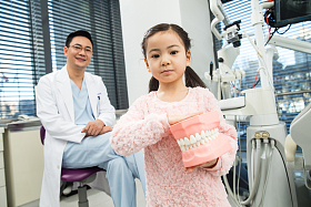 可爱的小女孩和牙医