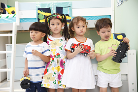 欢乐的儿童在儿童房玩耍图片