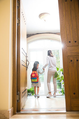 妈妈送女儿去上学