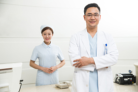 男医生和年轻女护士在服务台