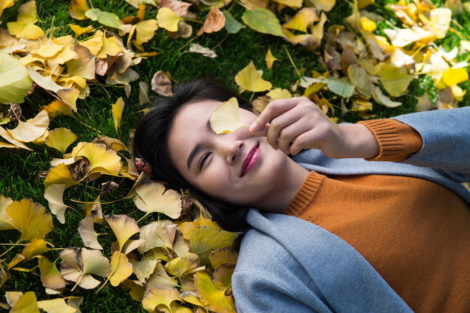 青年女人在户外 青年女人在户外