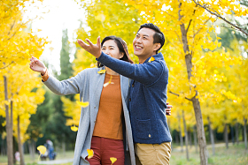 亲密的青年情侣照片