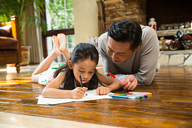 爸爸辅导女儿做作