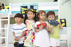 欢乐的儿童在儿童房玩耍图片