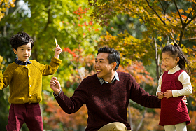 幸福家庭户外玩耍