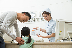 牙科医院的服务台图片