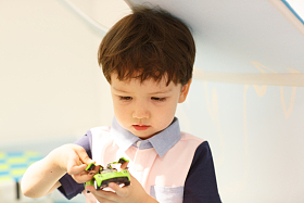 可爱的小男孩在游戏室