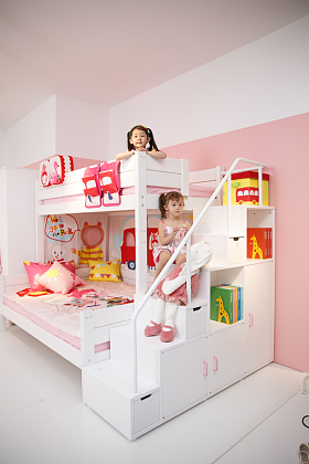 可爱的小女孩在卧室玩耍照片