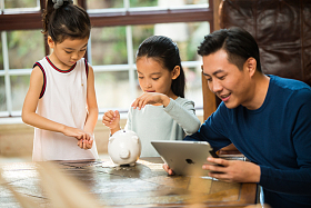 父亲指导两个女儿理财图片