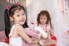 可爱的小女孩在卧室玩耍图片