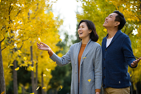 亲密的青年情侣照片