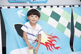 可爱的小男孩在玩耍