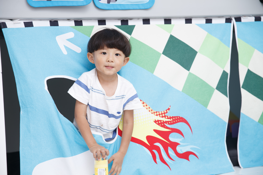 可爱的小男孩在玩耍 可爱的小男孩在玩耍