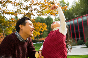父亲陪着女儿在户外玩耍图片