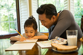 爸爸辅导女儿做作业图片