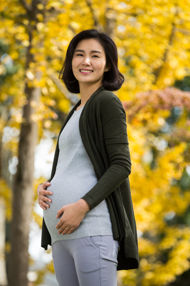 年轻的孕妇在户外图片