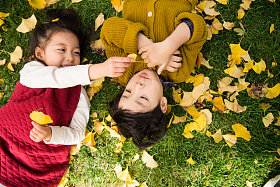 可爱的儿童在户外