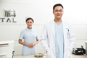 男医生和年轻女护士在服务台图片