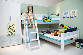 儿童在床上玩耍图片