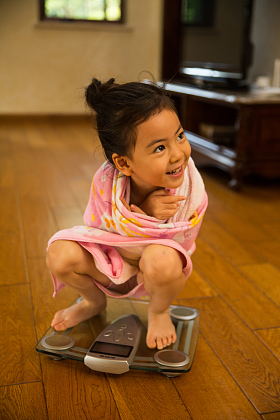 小女孩称体重图片