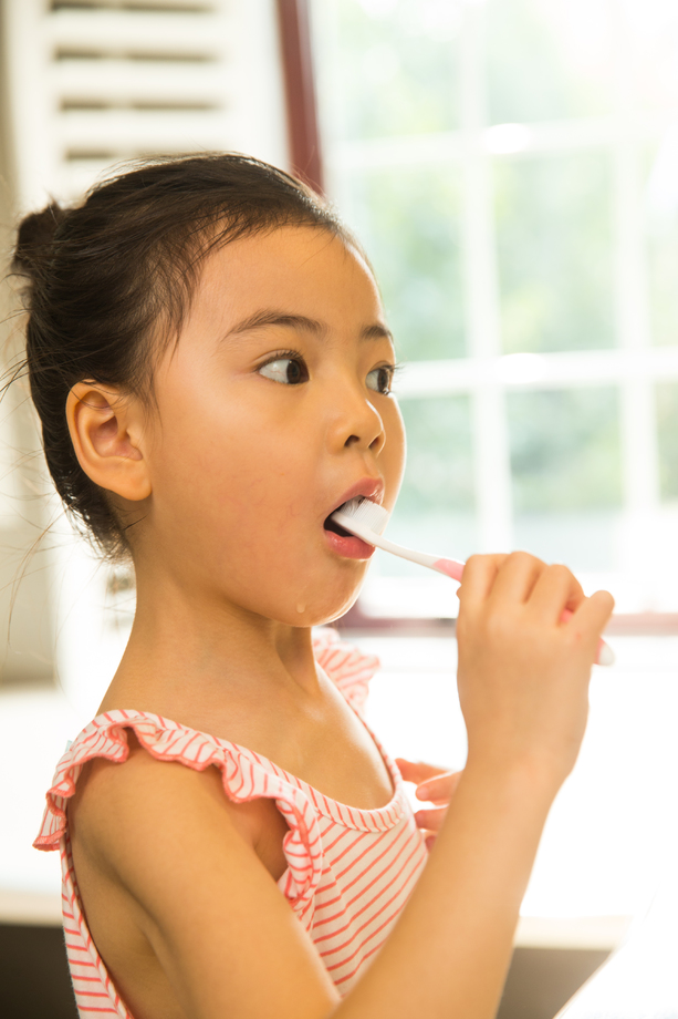 小女孩刷牙 小女孩刷牙
