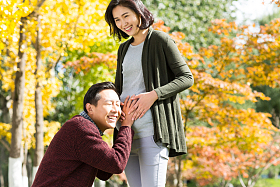 丈夫陪着怀孕的妻子在户外