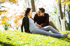 丈夫陪着怀孕的妻子在户外