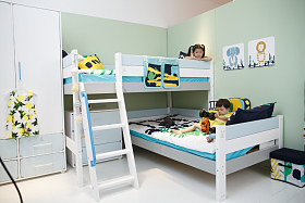 儿童在床上玩耍图片