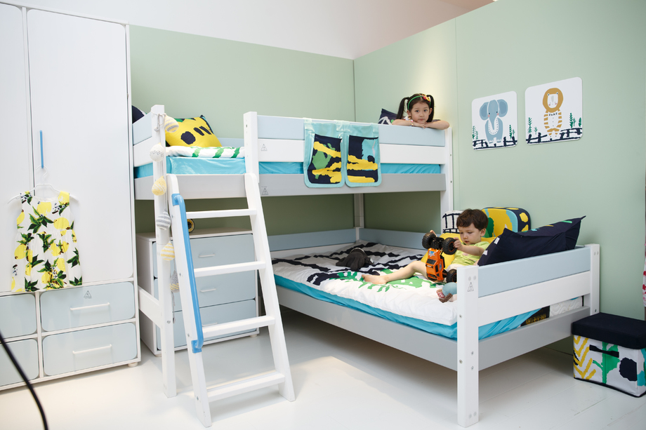 儿童在床上玩耍图片 儿童在床上玩耍图片