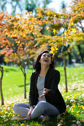 青年女人在户外