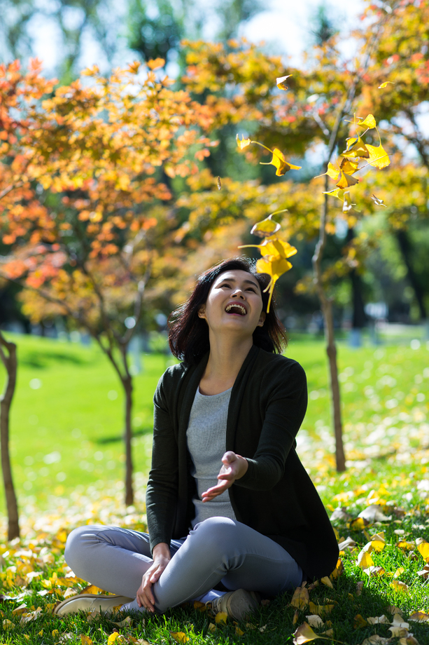 青年女人在户外