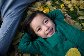 可爱的小女孩在户外玩耍图片