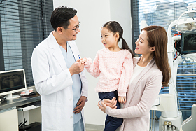 母亲带着女儿看牙医