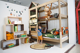 可爱的小男孩在游戏室照片