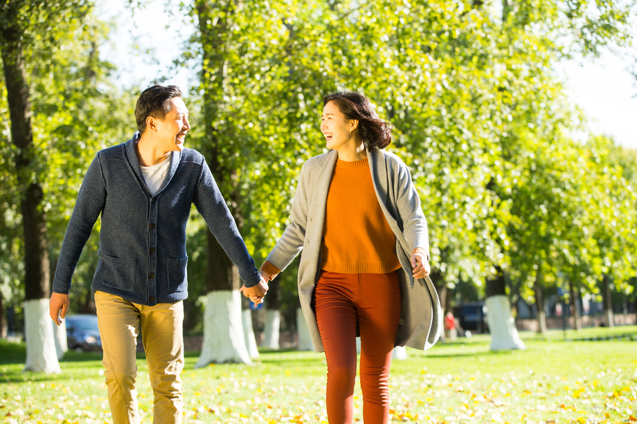 青年情侣在户外图片 青年情侣在户外图片