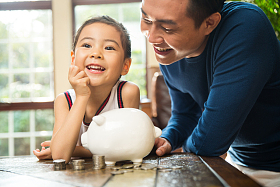 父亲指导女儿理财图片