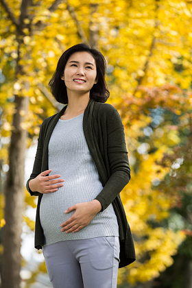 年轻的孕妇在户外