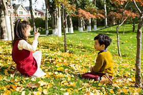 可爱的儿童在户外照片