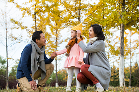 幸福家庭户外玩耍