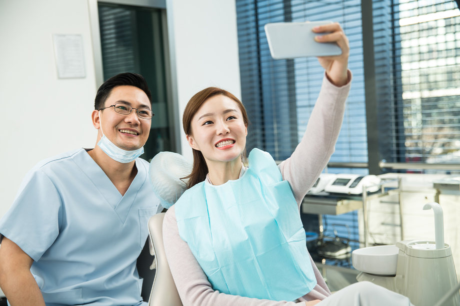 男牙医和女患者照片 男牙医和女患者照片