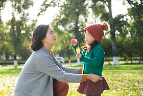 幸福家庭户外郊游