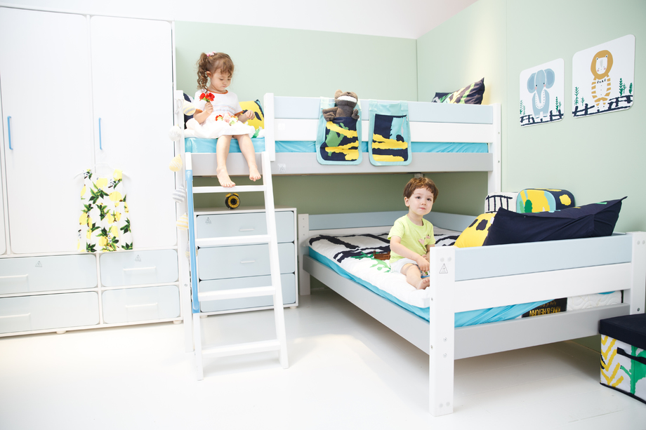 可爱的儿童在床上玩耍图片 可爱的儿童在床上玩耍图片