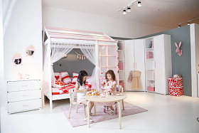 可爱的小女孩在卧室玩耍图片