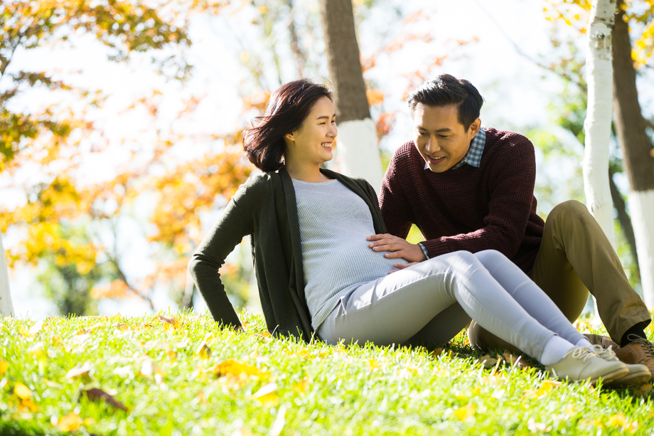 丈夫陪着怀孕的妻子在户外照片 丈夫陪着怀孕的妻子在户外照片